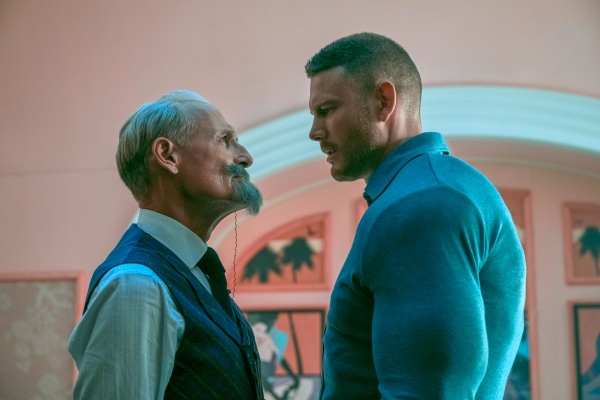Reginald Hargreeves (Colm Feore) will seinen Ziehsohn Luther (Tom Hopper) überzeugen