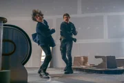 Diego (David Castañeda, r.) haut Fünf (Aidan Gallagher) um