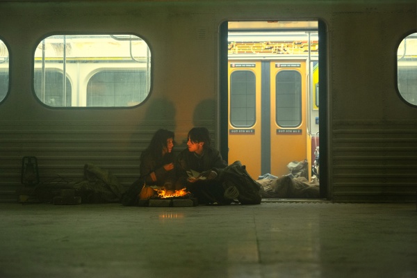 Spezielle Reisen erschöpfen Lila Pitts (Ritu Arya) und Nummer Fünf (Aidan Gallagher)