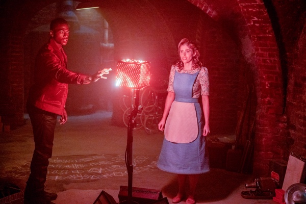 Marcus (Justin Cornwell) überrascht Grace (Jordan Claire Robbins) in dieser Zeitlinie