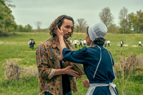 Klaus Hargreeves (Robert Sheehan) irritiert Sarah Beth (Krista Bridges)