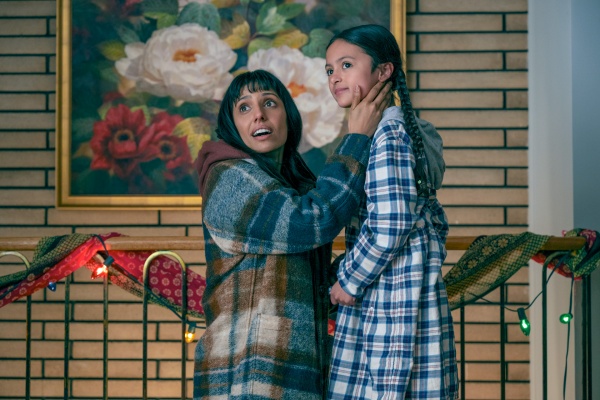 Lila Pitts (Ritu Arya) will Grace Stanley (Ciara Rose Feeney) beschützen