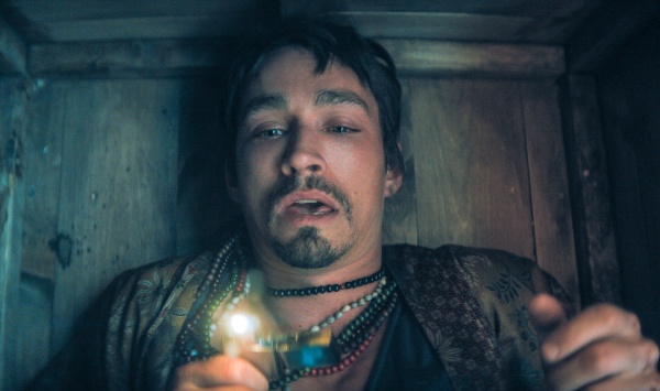 Allmählich hasst Klaus (Robert Sheehan) Friedhöfe und Särge