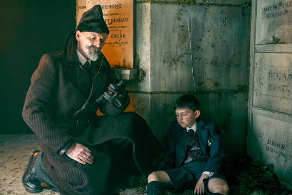 Reginald Hargreeves (Colm Feore) braucht Klaus (Oliver Kirton) mit seinen Fähigkeiten