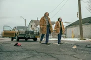 Gene (Nick Offerman) und Jean Thibedeau (Megan Mullally) gehen vorwärts