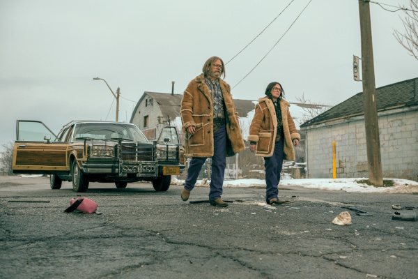 Gene (Nick Offerman) und Jean Thibedeau (Megan Mullally) gehen vorwärts