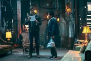 Ben (Justin H. Min, r.) überrascht Luther (Tom Hopper)