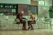 Luther Hargreeves (Tom Hopper) nähert sich Sloane (Genesis Rodriguez)