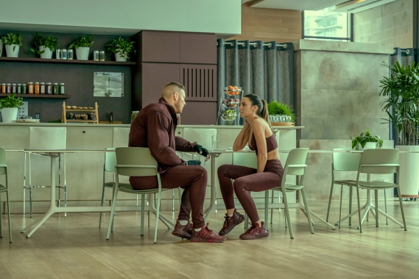 Luther Hargreeves (Tom Hopper) nähert sich Sloane (Genesis Rodriguez)