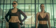 Fei (Britne Oldford, l.) und Sloane (Genesis Rodriguez) gehören zur Sparrow Academy