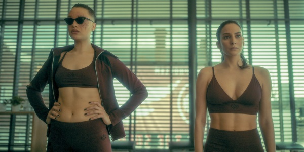 Fei (Britne Oldford, l.) und Sloane (Genesis Rodriguez) gehören zur Sparrow Academy