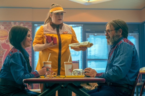 Bea (Jessica Greco) bedient Jean (Megan Mullally) und Gene (Nick Offerman)