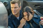 John (Nathan Fillion) schützt Bailey (Jenna Dewan)