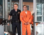 Smitty (Brent Huff) begleitet den Häftling Payne (Chad Donella)