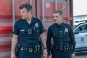 Widerwillig betreut John (Nathan Fillion, l.) den verlogenen Rookie Seth (Patrick Keleher)