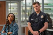 Nyla (Mekia Cox) und John (Nathan Fillion) sind genervt