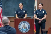 Sergeant Enriquez (Mercedes Colon) weist Sergeant Chen (Melissa O'Neil, r.) ein