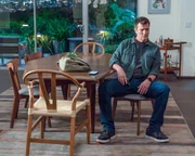 John Nolan (Nathan Fillion) denkt nach