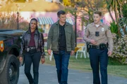 Nyla (Mekia Cox) und John (Nathan Fillion) befragen Officer Moore (Avery Bagenstos, r.)