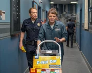 Smitty (Brent Huff, l.) verdächtigt Liam Glasser (Seth Gabel)