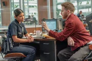 Rodge (Zander Hawley) liefert Celina (Lisseth Chavez) einen wichtigen Hinweis