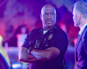 Lieutenant Wade Grey (Richard T. Jones, l.) spricht mit Wesley (Shawn Ashmore)