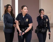 Bailey (Jenna Dewan, l.), Lucy (Melissa O'Neil) und Celina (Lisseth Chavez, r.) greifen ein