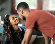 Nyla (Mekia Cox) liebt ihren Mann James (Arjay Smith)
