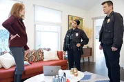 Celina (Lisseth Chavez) und John (Nathan Fillion) kommen zu Regina (Erica Piccininni)