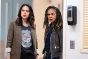 Lopez (Alyssa Diaz, l.) und Harper (Mekia Cox) erstarren