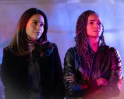 Angela (Alyssa Diaz, l.) und Nyla (Mekia Cox) bleiben skeptisch