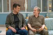 John (Nathan Fillion) tröstet Walter Fields (William Sadler, r.)