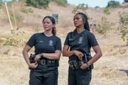 Lucy (Melissa O'Neil, l.) und Nyla (Mekia Cox) wittern Unheil
