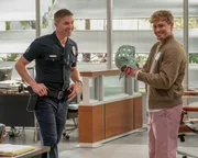 Tim (Eric Winter, l.) mag Baseball und begrüßt Spieler Enrique Hernández, genannt Kiké