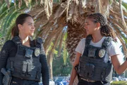 Angela (Alyssa Diaz, l.) und Nyla (Mekia Cox) ermitteln