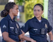 Nyla (Mekia Cox, l.) vertraut Angela (Alyssa Diaz)