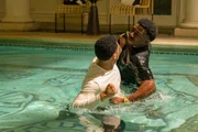 Miles (Deric Augustine, l.) bestraft Sean (Chibuikem Uche)