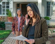 Angela (Alyssa Diaz, r.) hilft Mama Ruth (Margaret Avery)