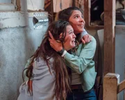 Celina (Lisseth Chavez, r.) schützt Aria Griffin (Julia Rose)
