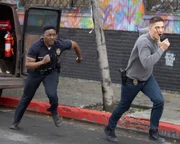 Aaron (Tru Valentino, l.) und Tim (Eric Winter) stürmen los