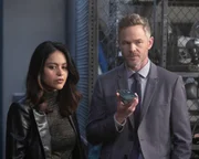 Wesley (Shawn Ashmore) und Lopez (Alyssa Diaz) warnen