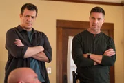 John (Nathan Fillion, l.) und Tim (Eric Winter) stimmen überein