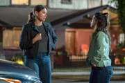 Ein gemeinsamer Fall bewegt Lucy (Melissa O'Neil, l.) und Celina (Lisseth Chavez)