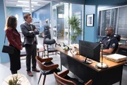 Dr. London (Danielle Campbell) und Detective Pearson (Daniel Bonjour, M.) reden auf Sergeant Grey (Richard T. Jones) ein