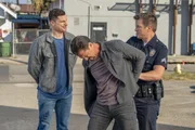 Randy (Flula Borg, l.) freut sich, dass John (Nathan Fillion) den Fiesling (Joey Anaya) kassiert