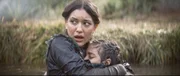 Omera (Julia Jones) beschützt ihre Tochter