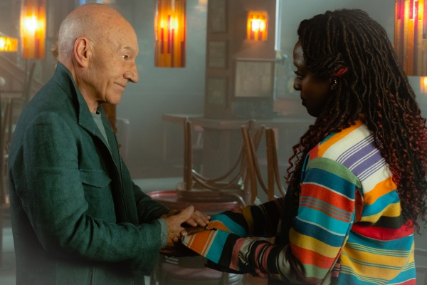 Die jüngere Guinan vertraut jetzt Jean-Luc Picard