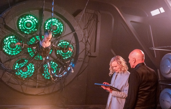 Borg-Königin (l.), Jurati und Picard lösen Zeitsprung aus