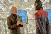 Jean-Luc Picard schenkt Freund Elnor ein Buch von Spock