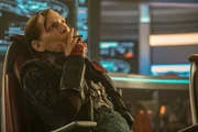Vadic (Amanda Plummer) kontrolliert das Raumschiff "Titan"